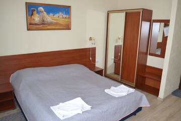 Фото номера Стандартный двухместный номер с 1 кроватью Отель Hotel Helikon г. Яноши 3